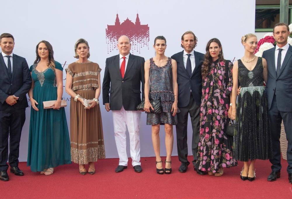La famiglia principesca al Gala della Croce Rossa Monegasca, assente la principessa Charlène: emozioni sotto le stelle con Jamie Cullum