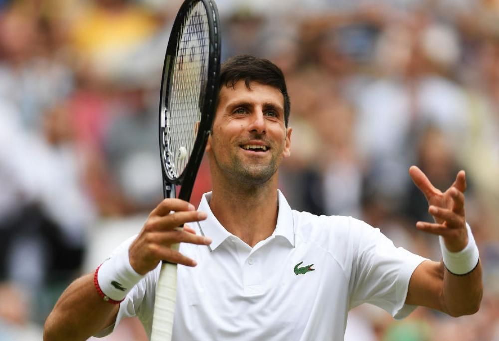 Novak Djokovic  dà una lezione di tennis ai bambini in strada