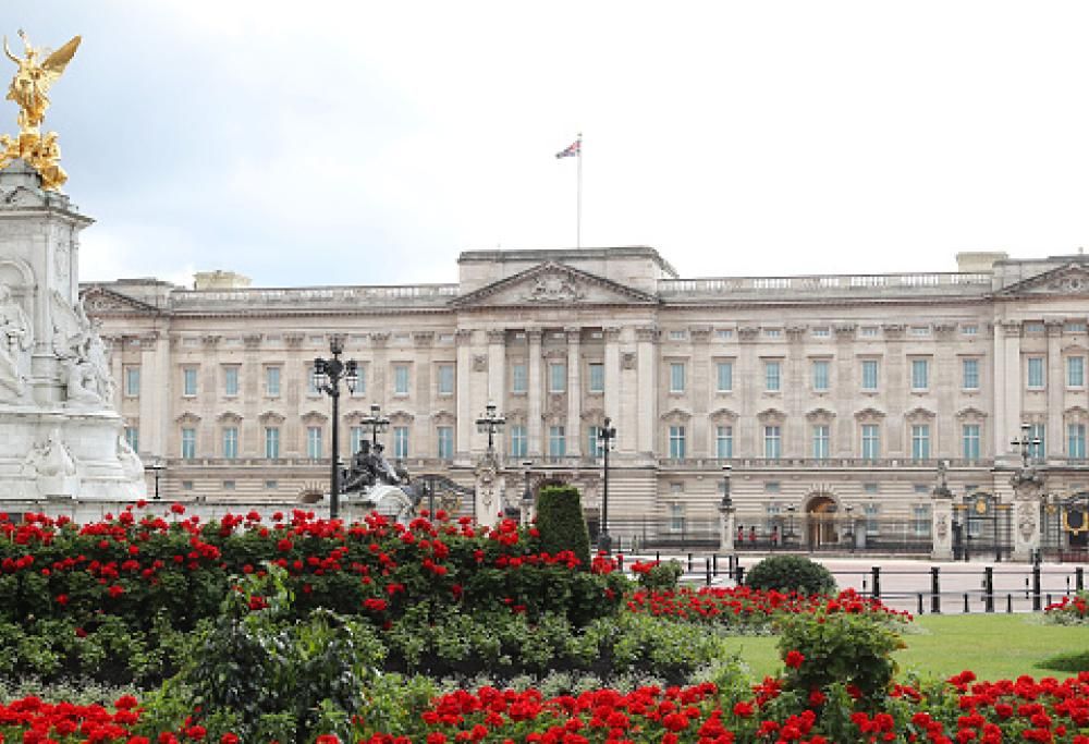 La Regina Elisabetta offre una visita virtuale all’interno di Buckingham Palace