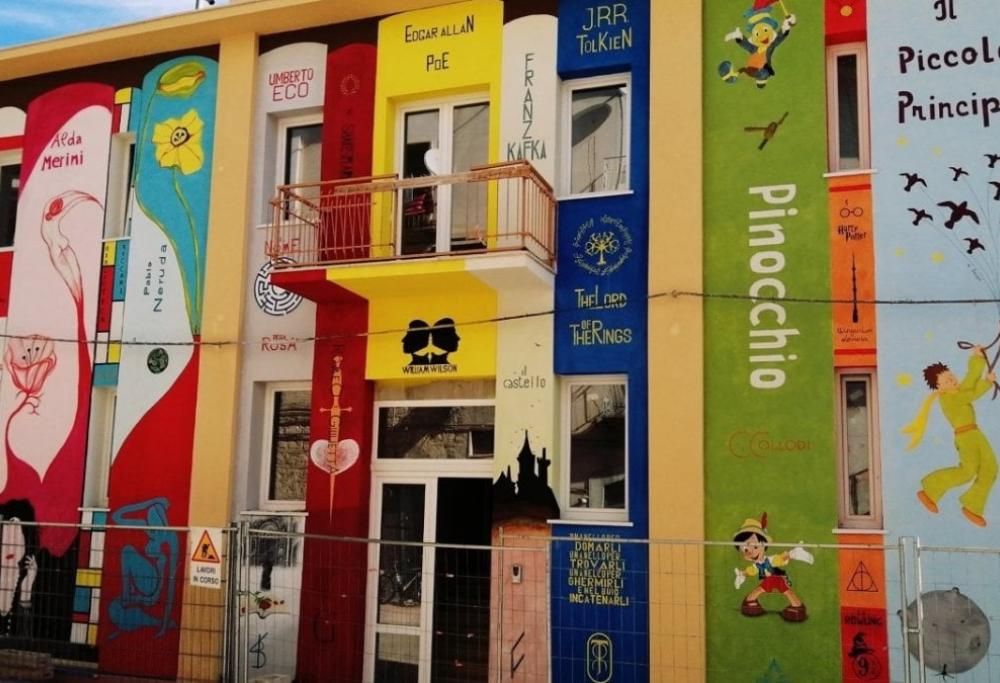 E’ bellissima la facciata della biblioteca decorata con le copertine dei libri scelti dalla comunità