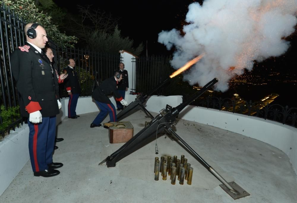 I festeggiamenti a Monaco per la nascita dei gemellini: i colpi di cannone