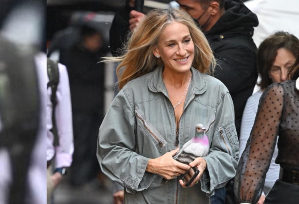 Sarah Jessica Parker è di ritorno. Con la borsa più stravagante di sempre