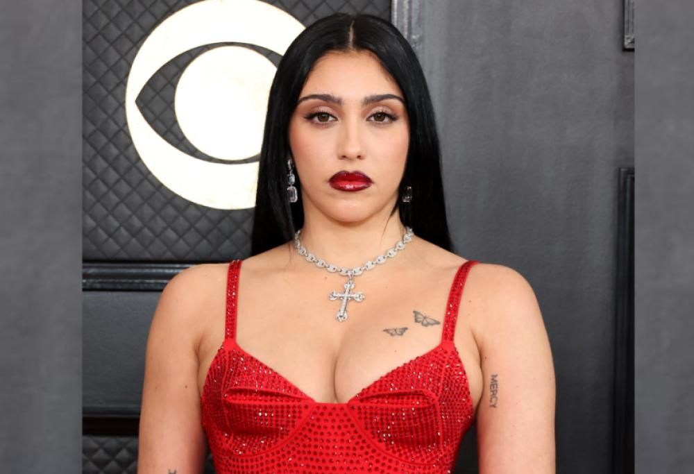 Madonna: la figlia Lourdes sfila con un paio di vistose corna. Le foto