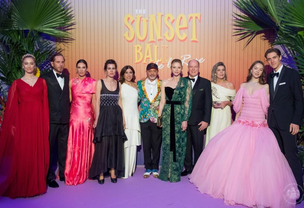 La Principessa Charlene, Charlotte Casiraghi, Beatrice Borromeo, Alexandra di Hanover meravigliose al Ballo della Rosa