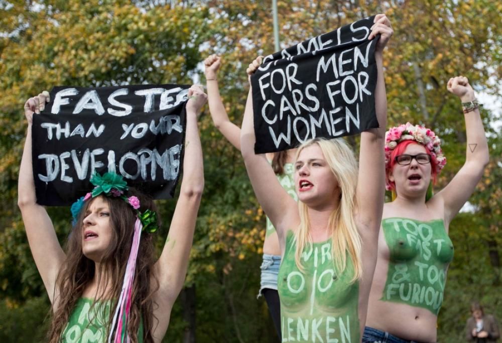 Femen in campo per le donne saudite al volante.