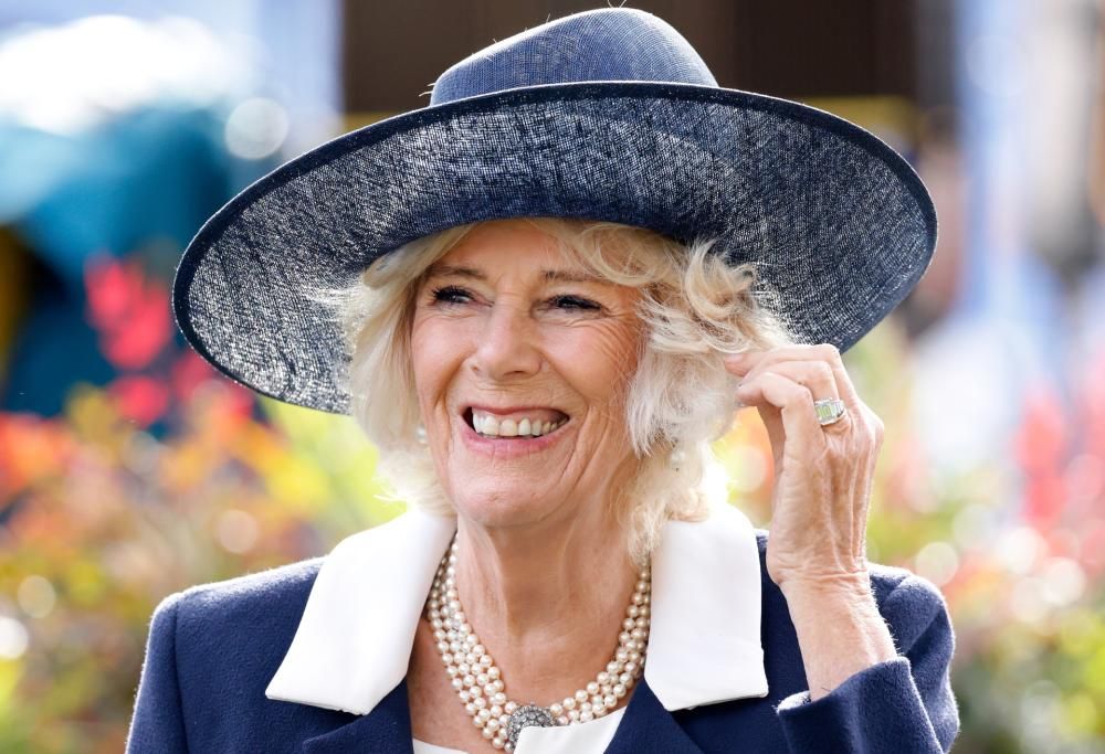 Camilla posa con migliaia di orsetti Paddington in omaggio alla Regina Elisabetta: la foto