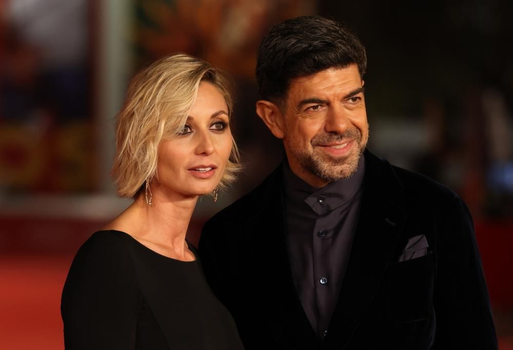 Pierfrancesco Favino e la moglie raggianti alla Festa del Cinema di Roma
