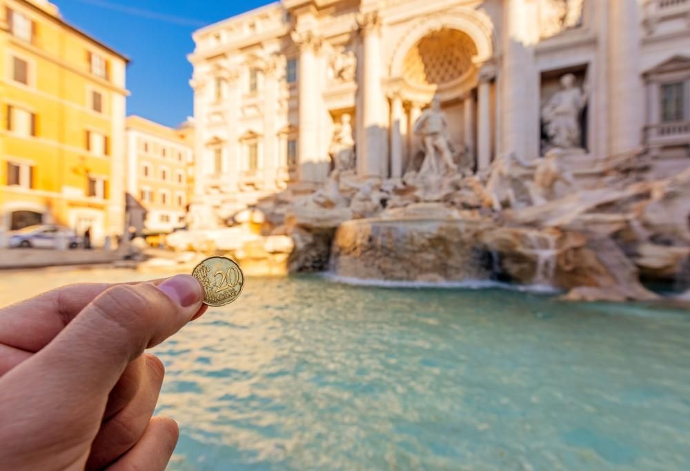 Ecco dove finiscono le monete lanciate nella Fontana di Trevi