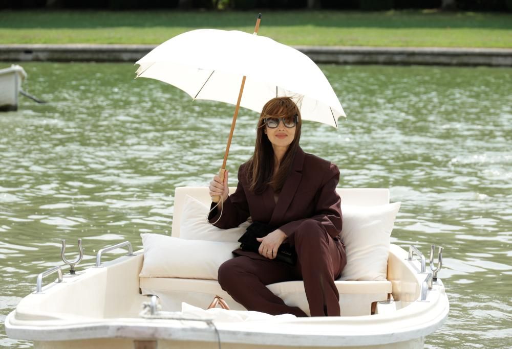 Monica Bellucci radiosa in barca guarda sfilare la figlia Deva a Versailles