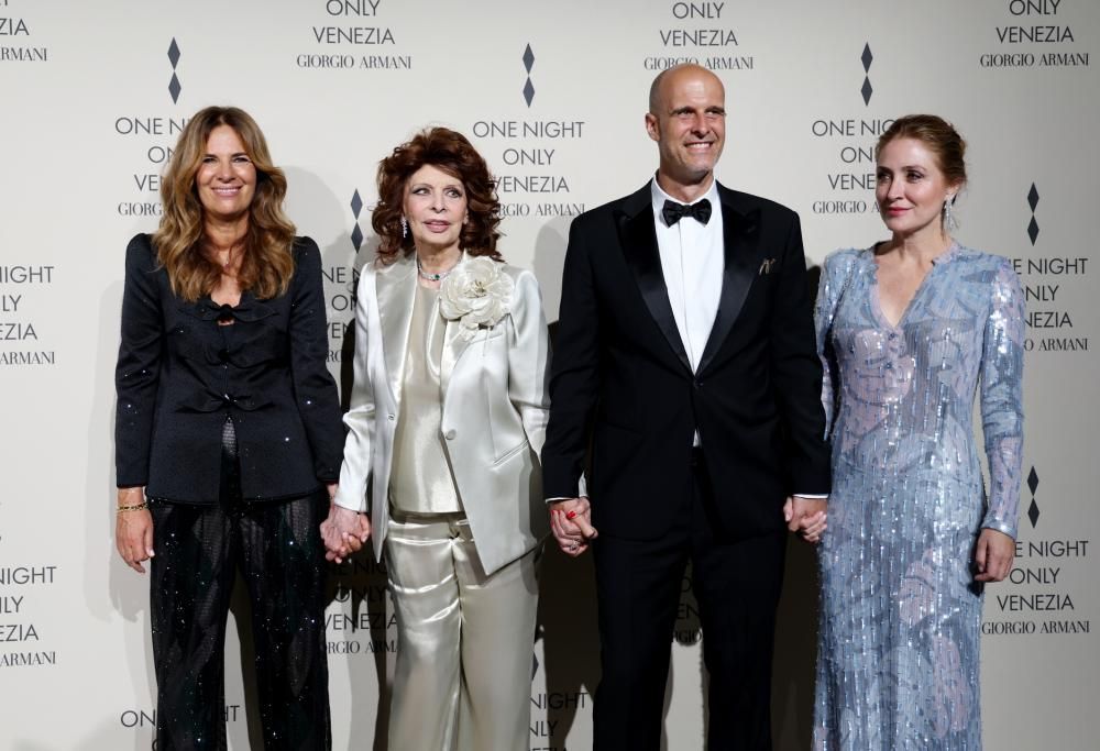 Sophia Loren, Luca Argentero, Claudia Gerini: le celebrità alla sfilata di Armani a Venezia. Le foto più belle