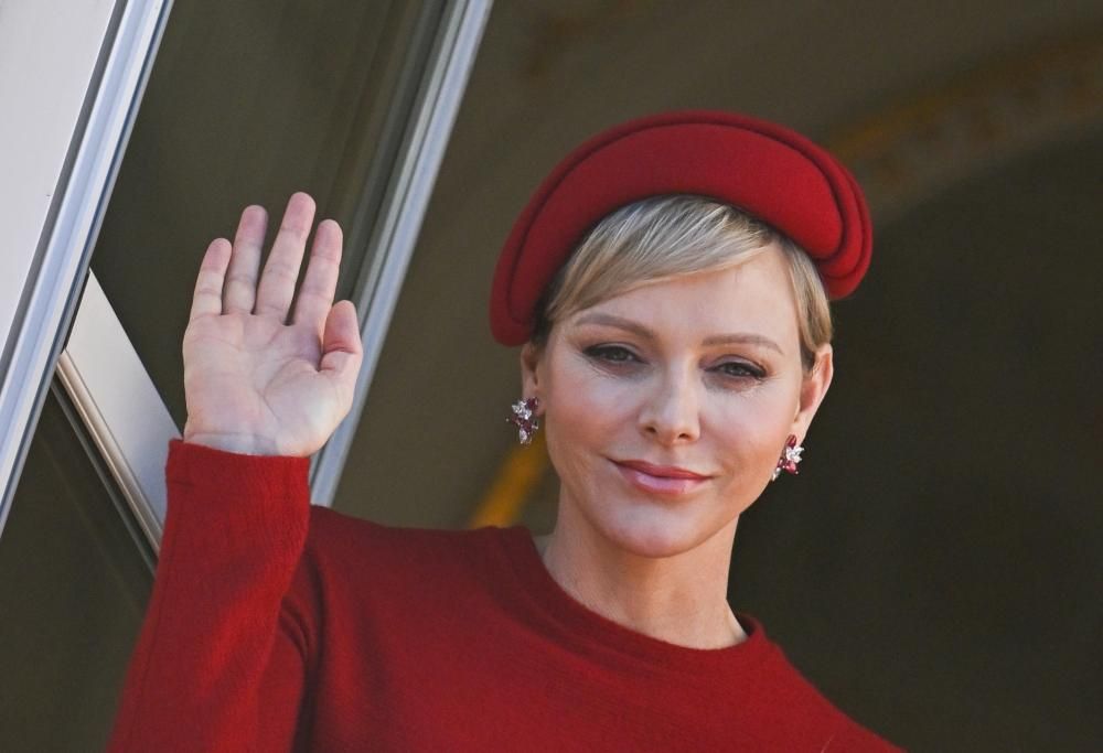 La Principessa Charlene meravigliosa in rosso alla Festa Nazionale di Monaco: le foto