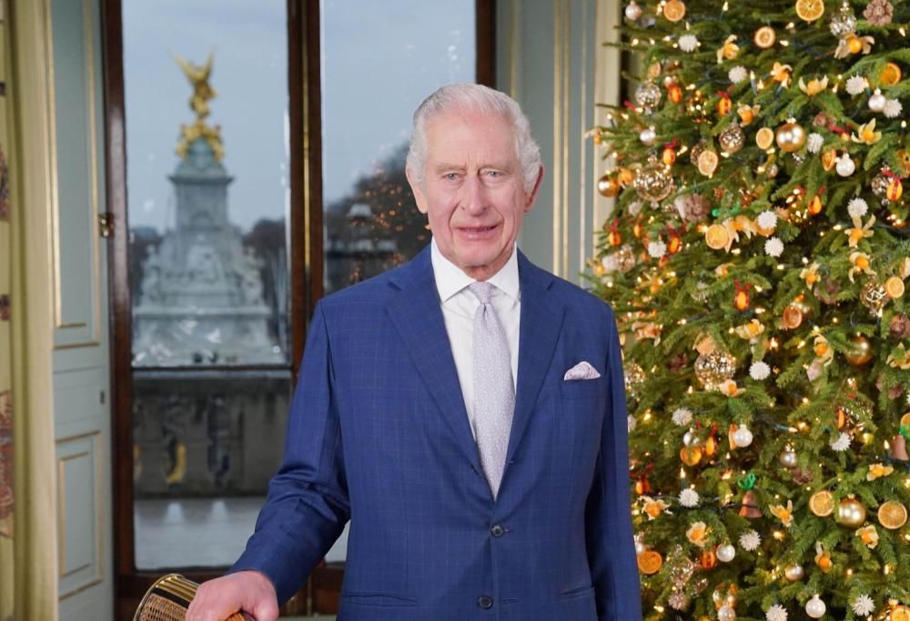 Re Carlo, polemiche sulle decorazioni natalizie del Royal Collection Shop