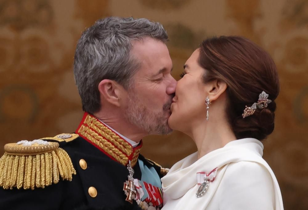 Re Frederik X: il bellissimo bacio con la moglie Mary