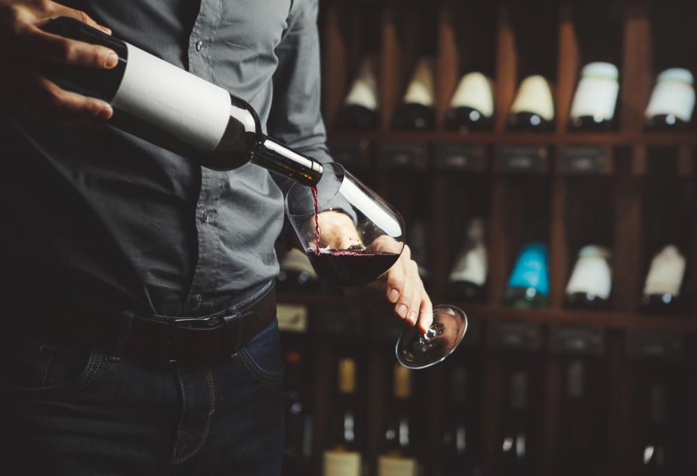 Più di 200 euro a ogni sorso di vino: l’inserzione di lavoro che piace a molti