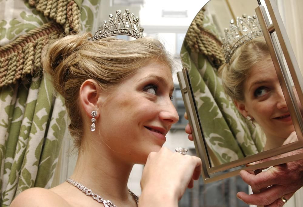 La scintillante tiara Savoia va all’asta. E anche voi potete provarla!