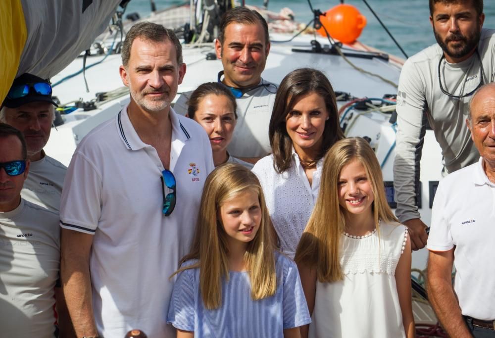 La Regina Letizia a Maiorca: il ritratto perfetto della famiglia in vacanza