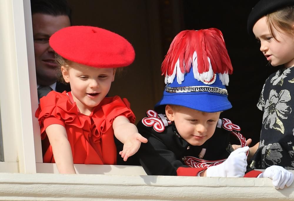 I gemellini Jacques e Gabriella nella bellissima foto al Museo Oceanografico di Monaco