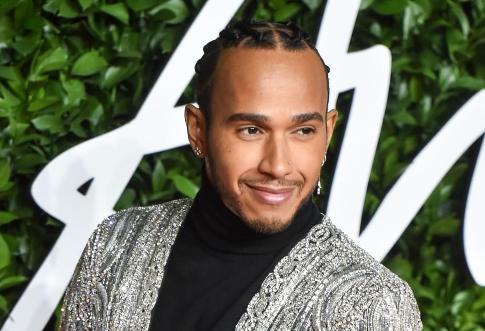 Lewis Hamilton e la corrida: la polemica non si placa