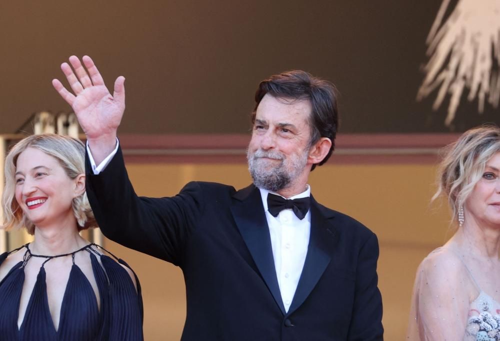 Nanni Moretti entusiasma Cannes.  Dove è arrivato sulle note di Allegria di Jovanotti e Morandi
