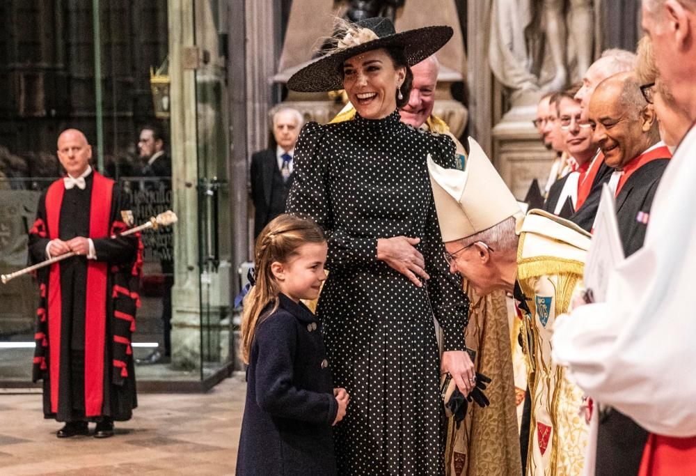 Parata di Reali per il Principe Filippo: ma la più disinvolta è la piccola Charlotte