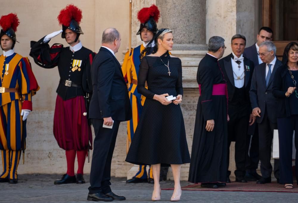 La Principessa Charlene rivoluziona la tradizione per la visita dal Papa