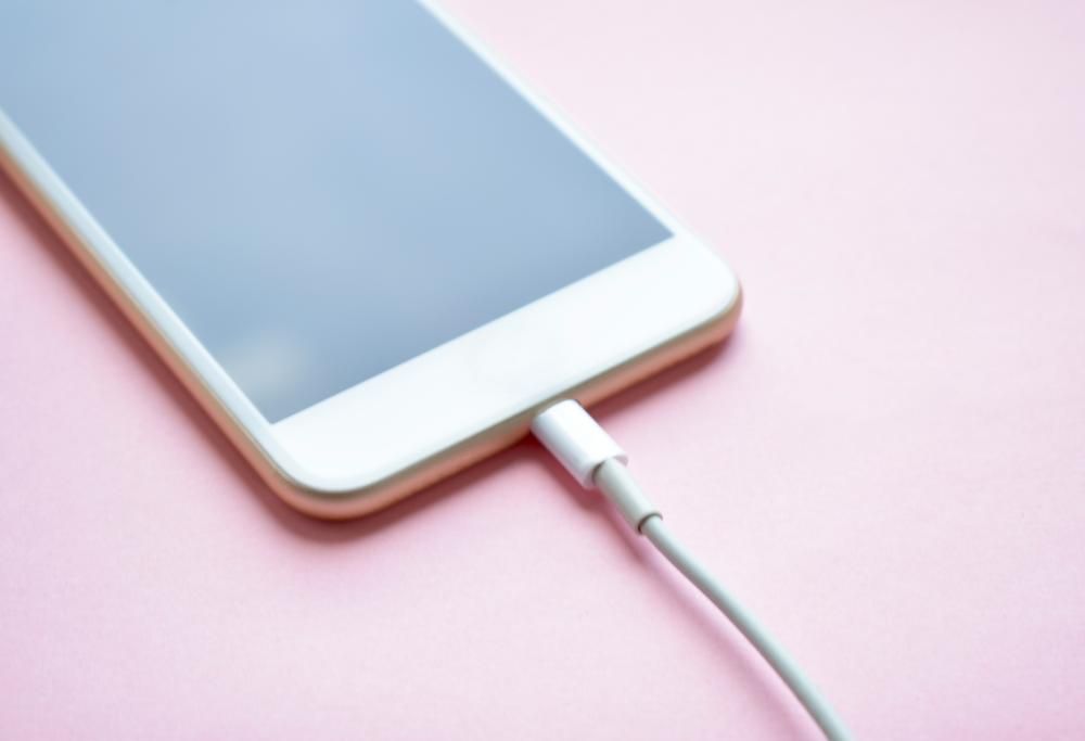 Caricabatterie universale: l’idea per ridurre gli sprechi