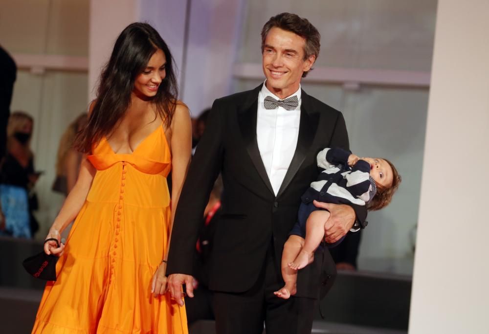 Mostra del Cinema, trionfa la famiglia: Alessio Boni incanta sul red carpet col figlioletto nel passeggino