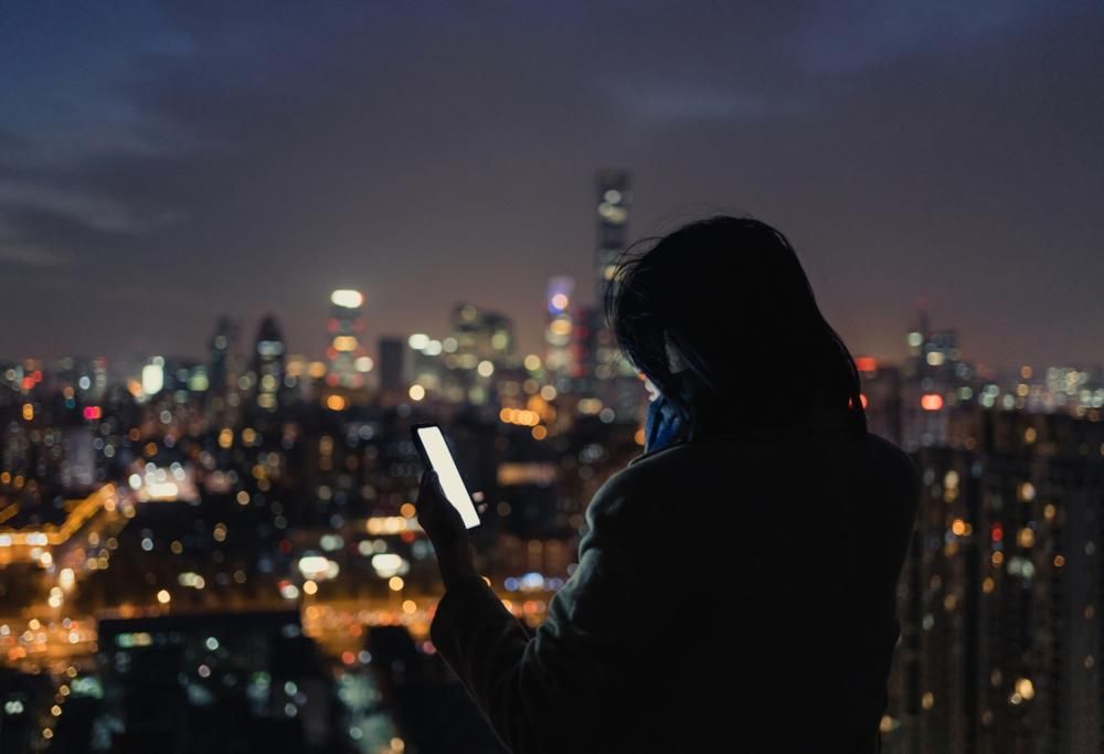 Parasociale è la parola dell’anno 2025. Ecco cosa significa