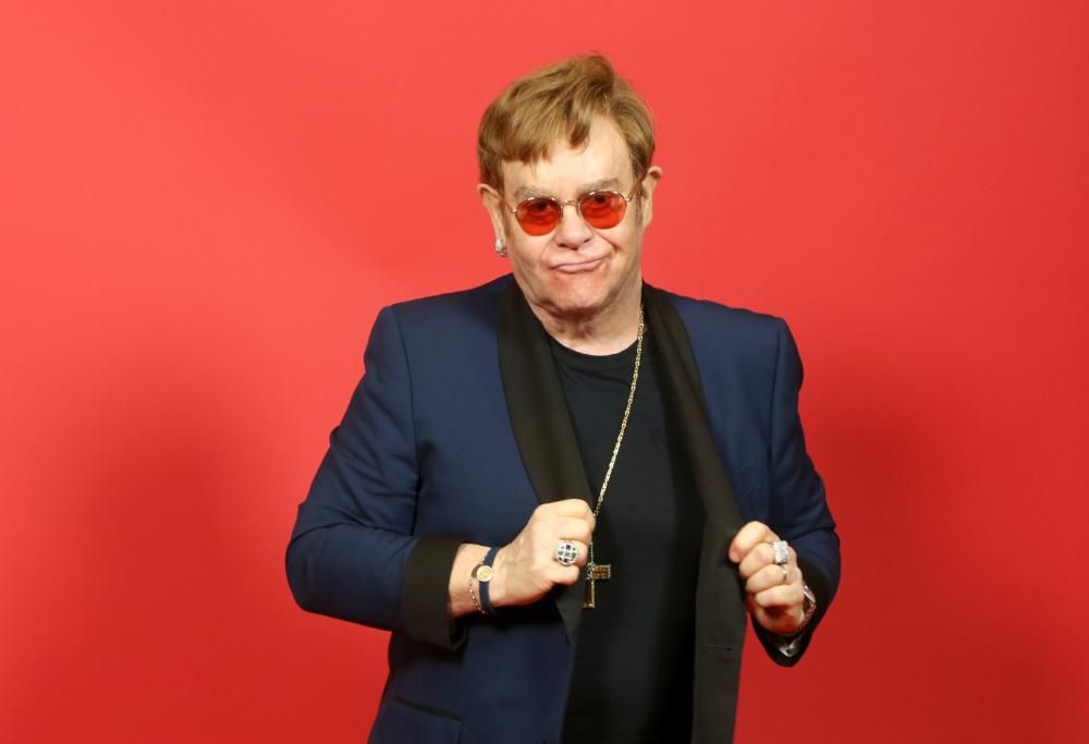 Elton John: continuano i problemi di salute