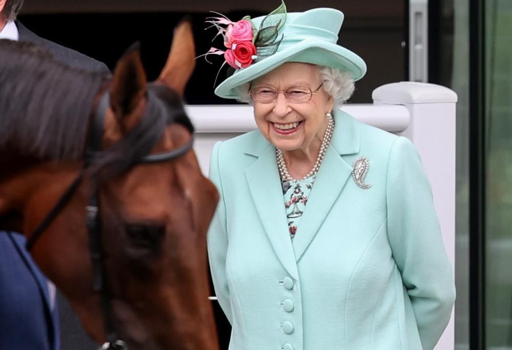 La Regina Elisabetta e quella commovente ovazione della folla ad Ascot