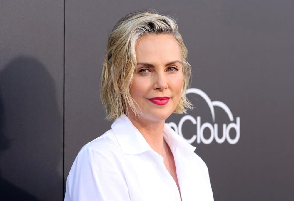 Charlize Theron più travolgente che mai al concerto di Taylor Swift: il video