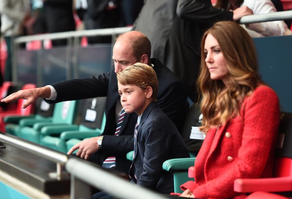 Baby George irresistibile allo stadio con mamma Kate