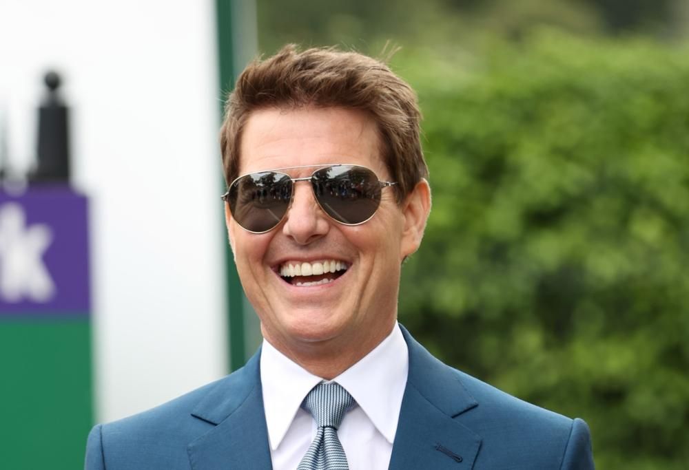 Tom Cruise irriconoscibile:  il volto è a luna piena
