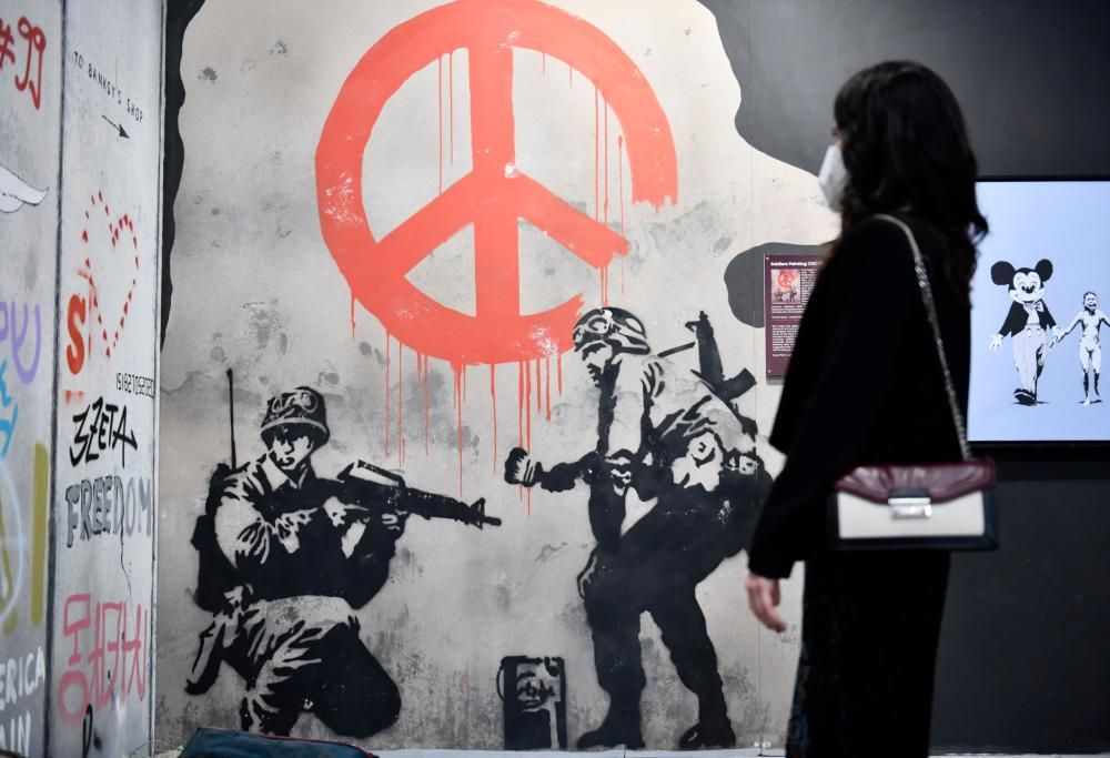 Banksy mette all’asta un’opera per l’ospedale di Kiev. E i prezzi schizzano alle stelle