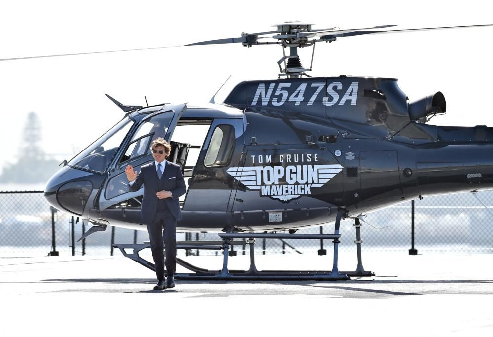 Tom Cruise arriva alla prima di Top Gun in maniera spettacolare: il video