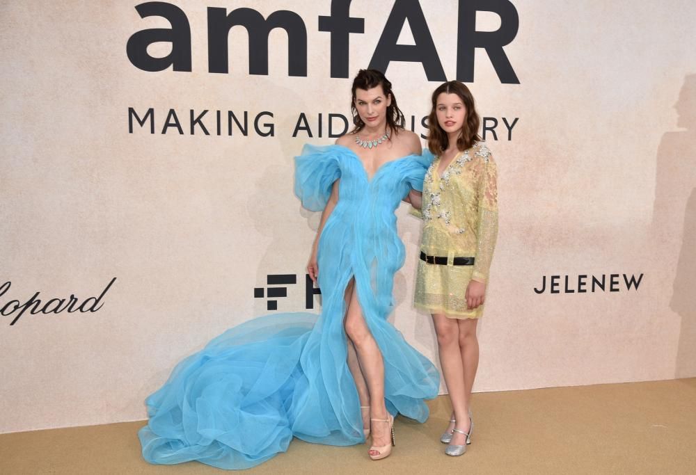 Gala amfAR: Milla Jovovich e la figlia attirano ogni sguardo. Ecco perché