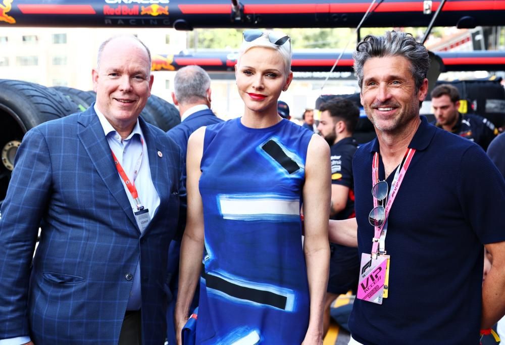 La Principessa Charlene raggiante tra il Principe Alberto e Patrick Dempsey