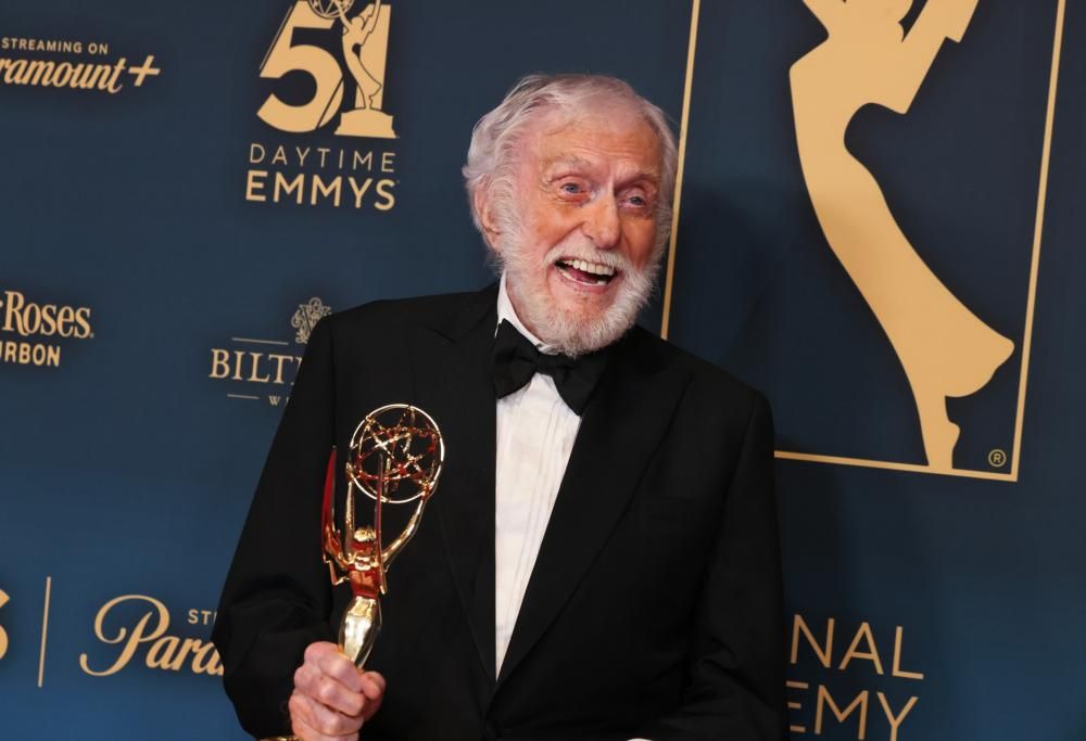 A 100 anni Dick Van Dyke canta ancora “Mary Poppins” e commuove il web