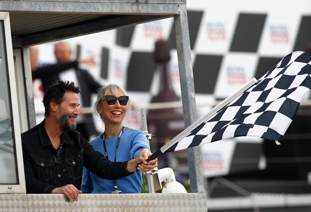 Keanu Reeves felice con la fidanzata al MotoGP