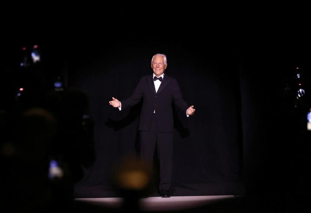 Paola Cortellesi e Laura Pausini rendono omaggio a Giorgio Armani a New York: il video