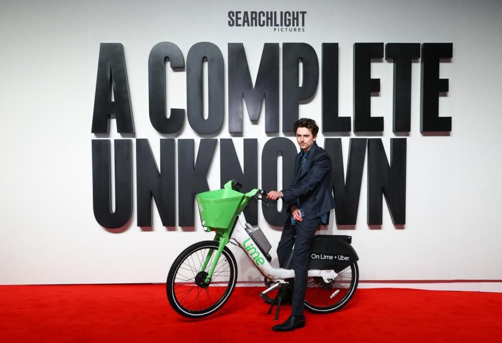 Timothée Chalamet va in bici all’anteprima del suo film. E si prende una multa