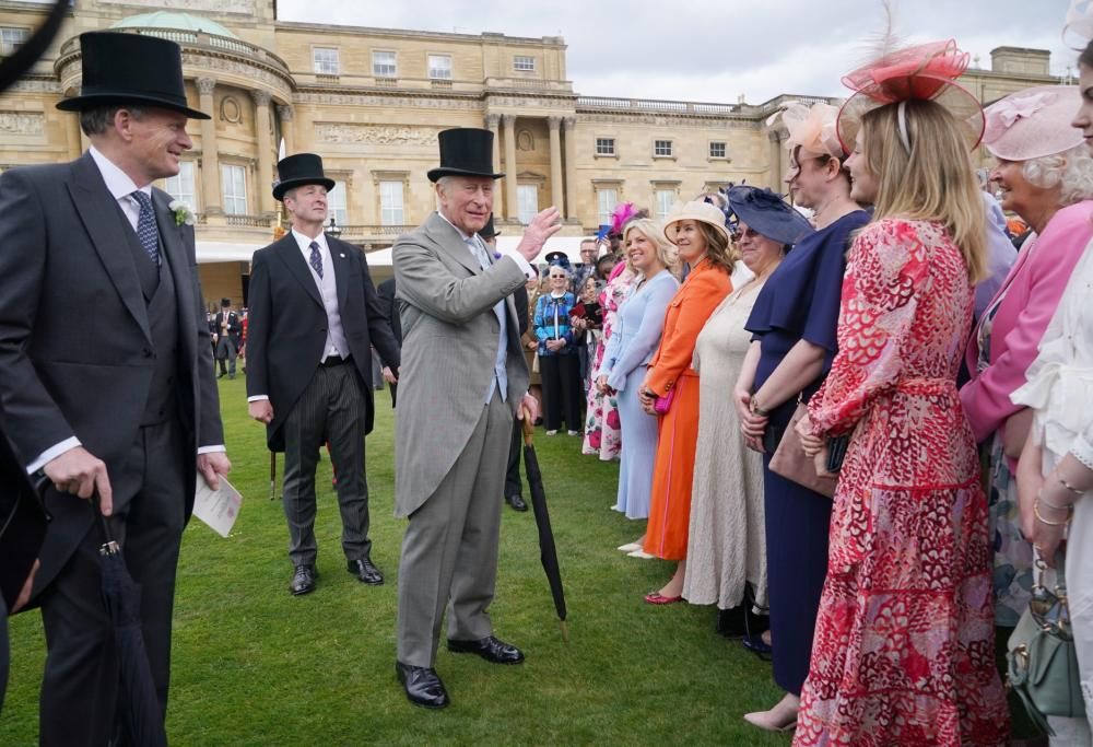 Re Carlo e la Regina Camilla aprono le porte di casa per un garden party: le foto