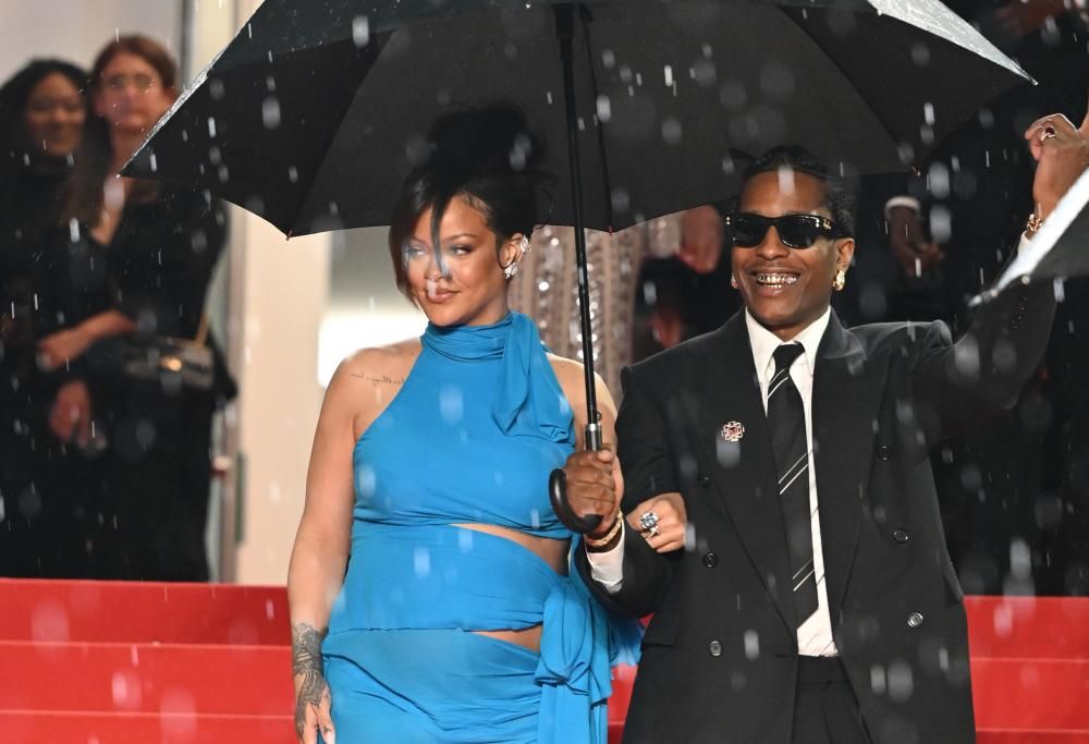 Rihanna in celeste incanta il Festival di Cannes