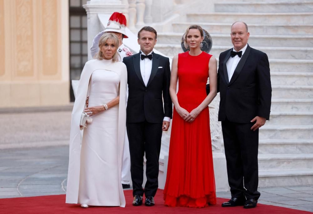 La Principessa Charlene affascinante durante la visita di stato del Presidente Macron e della moglie Brigitte