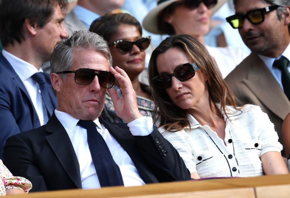 Hugh Grant si addormenta a Wimbledon durante il tie break tra Djokovic e Cobolli