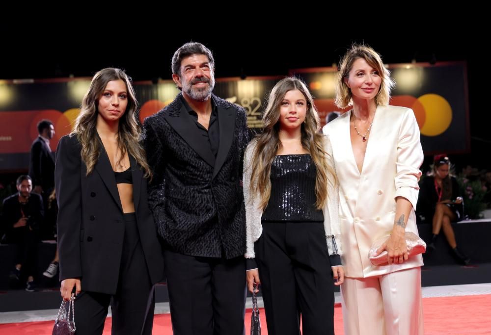 Pierfrancesco Favino con la famiglia sul red carpet a Venezia