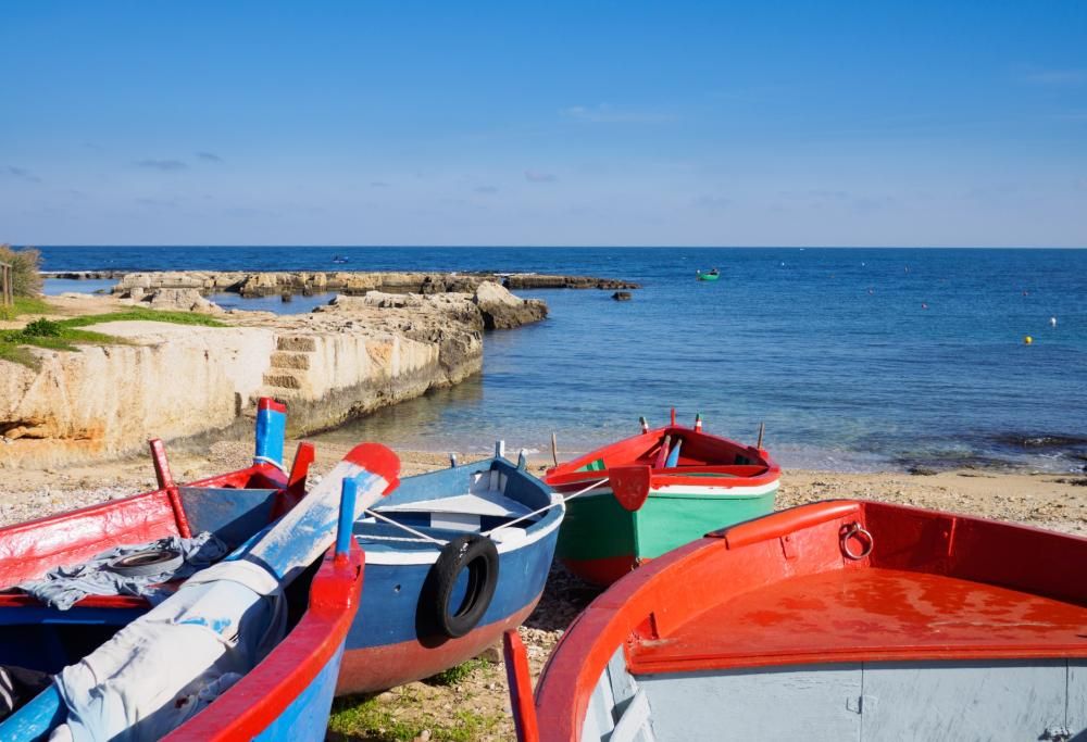 Un’antica barca dei pescatori diventa libreria: la poetica iniziativa sul mare in Puglia