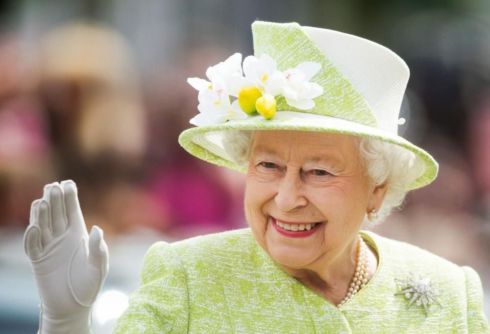 La Regina Elisabetta scrive una lettera affettuosa ai bambini di Induno Olona