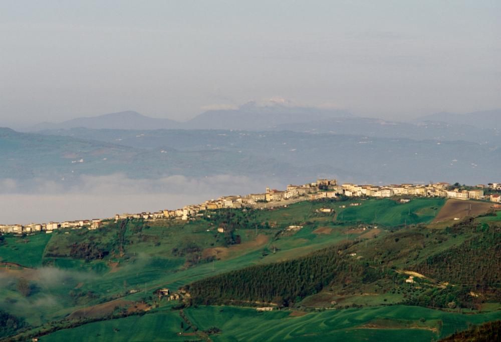 Lo splendido borgo pugliese che offre un mese di vacanza gratis.  A patto che…