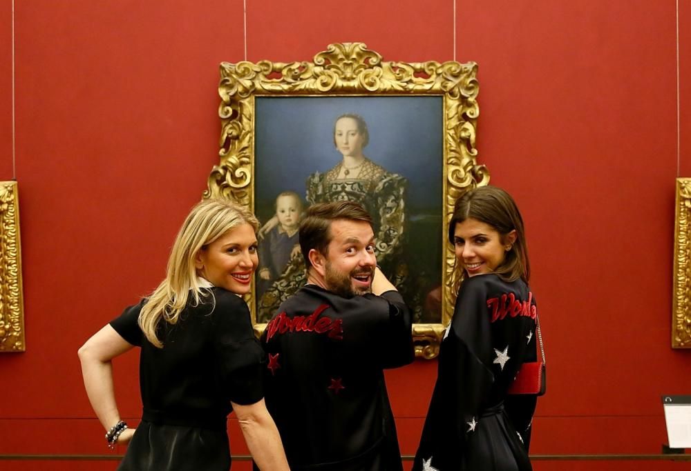 Voglia di parrucchiere,  assembramenti tabù, gite fuori porta: i video  irresistibili degli Uffizi